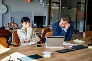 dos personas con gesto de cansancio