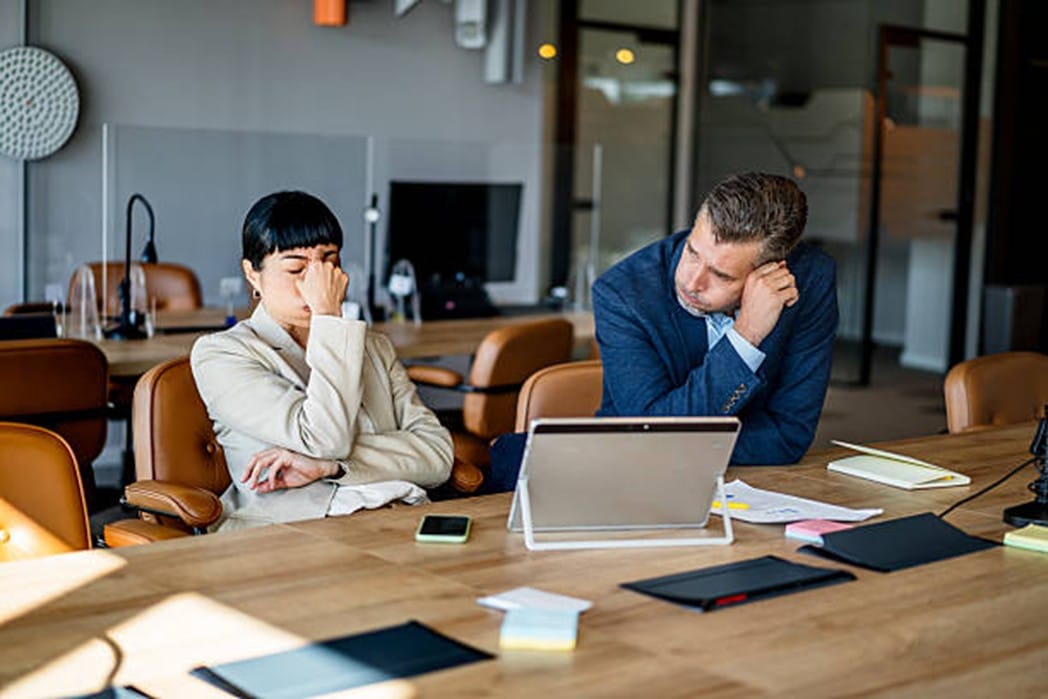 dos personas con gesto de cansancio