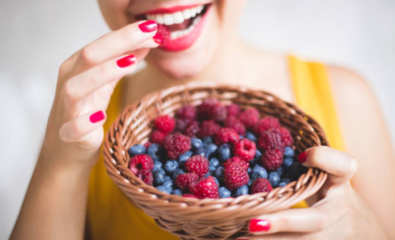 mujer comiendo frutos fojos